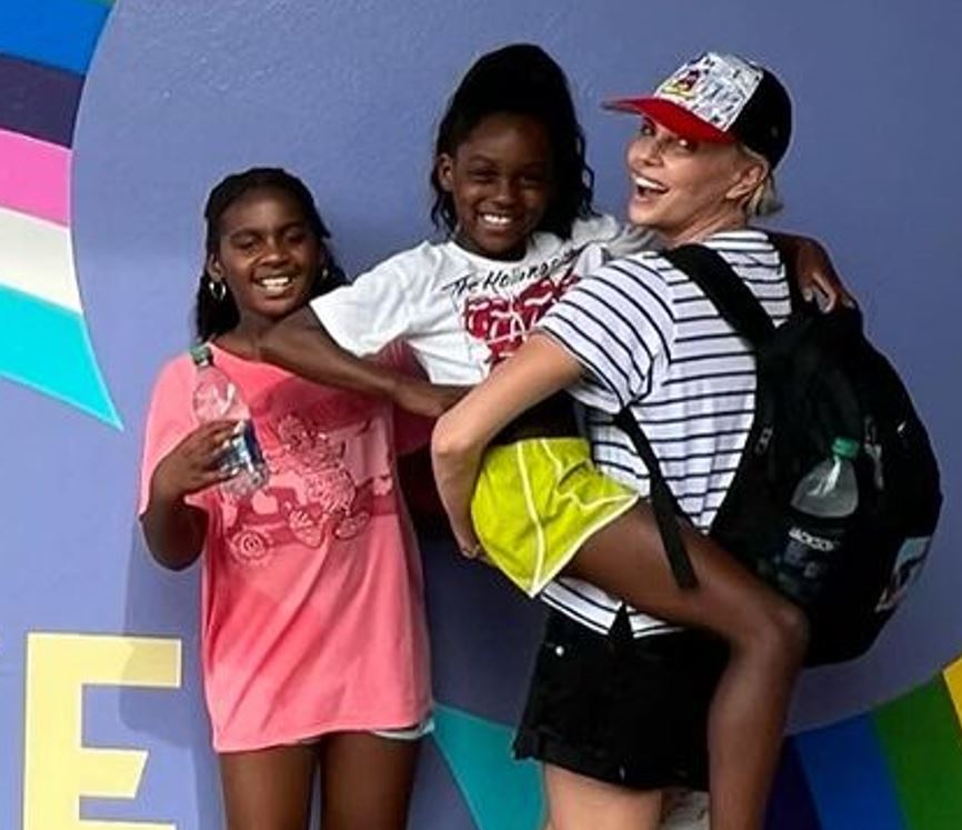 Charlize Theron genießt Disney World mit Töchtern